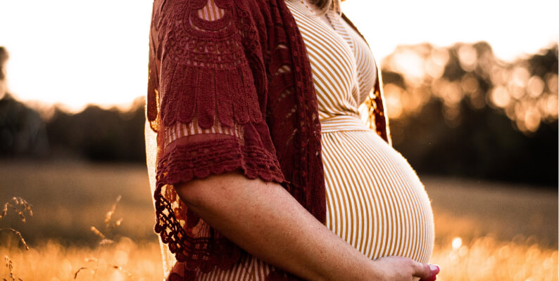 femme enceinte avec gilet rouge