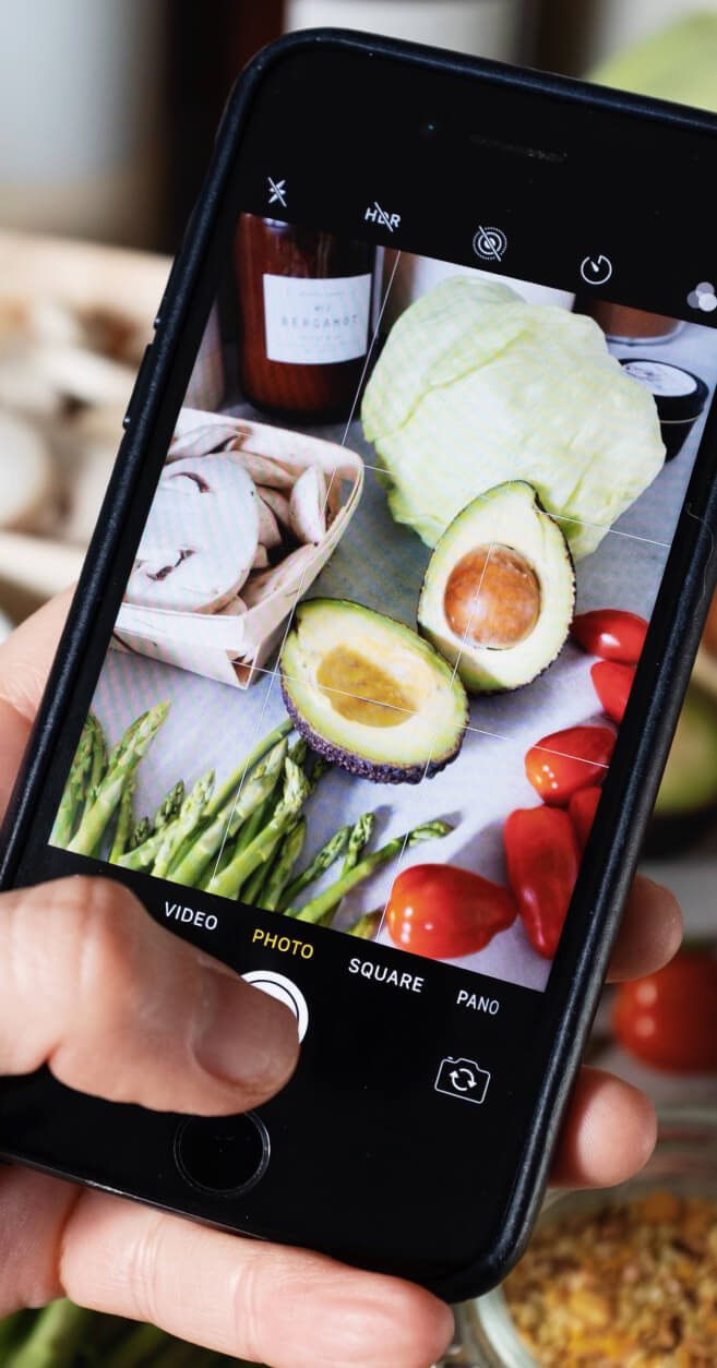 visuel téléphone avec des légumes autour